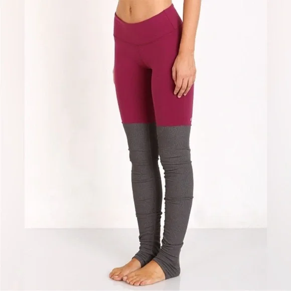 Alo Yoga Goddess Leggings in Berry / Stormy - Picture 2 of 9